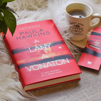 A lány a vonaton - Paula Hawkins - keménytáblás, piros, DÍSZKIADÁS - SZÉPSÉGHIBÁS
